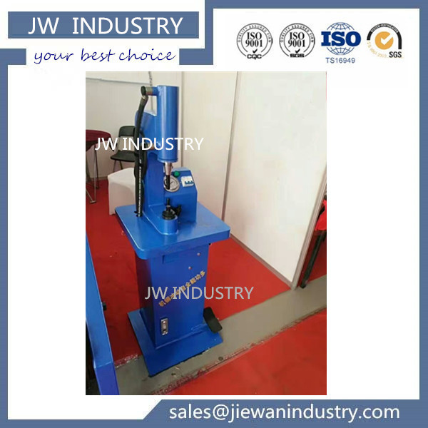 Brake lining riveting device hydraulic